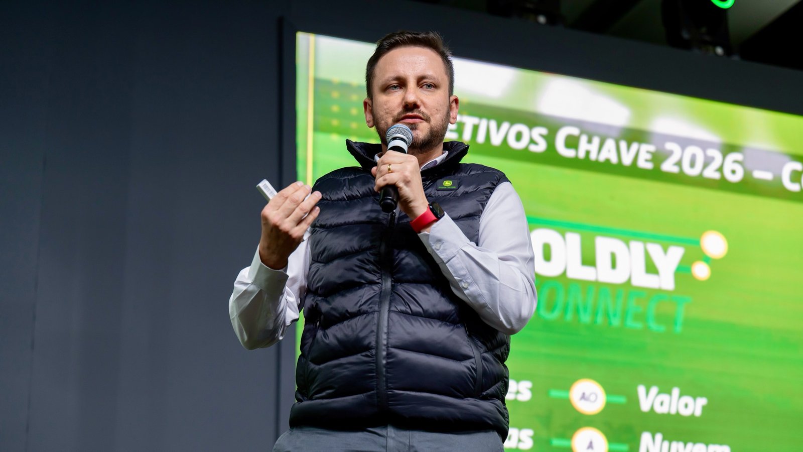 Emanuel Ritter apresentando no palco em evento da John Deere